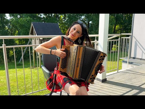 Claudia Hinker spielt 