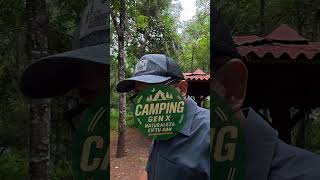 Acampamos cerca de una cascada impresionante de Puebla, México.