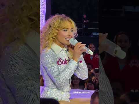 Sabrina Carpenter Reacts Hilariously to Fanโs British Accent ๐๐ฌ๐ง #shorts #sabrinacarpenter