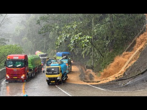 Live‼️ Cuaca buruk air melimpah ke jalan truk siba surya terjebak di sitinjau lauik
