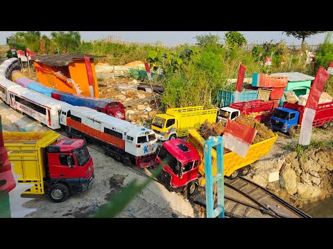 MOBIL TRUK RONTON DITABRAK KERETA API CC206 LOKOMOTIF CC201 PERUMKA, UD QUESTER HINO 500 CANTER FUSO