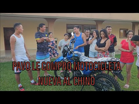 Pavo cumplio la promesa de comprale la motocicleta al chino.