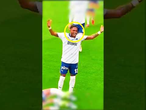 Cuando los futbolistas reciben regalos en el campo.