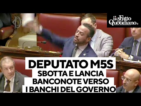 Deputato del M5s lancia banconote in Aula e sbotta: "Prendete anche queste e nascondetevi"