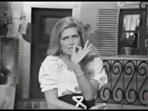 Dalida Gigi l'amoroso Ya llega sung in Spanish  with English's text  "help"