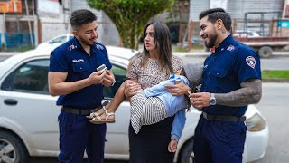 Una madre y su hija enferma sufrieron el abuso de policías, un héroe les devolvió la esperanza