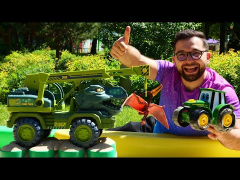 🦕 Dinozor Arabalarla Oyun Zamanı! 🚗 Johnny ve İbrahim’in Kumda Eğlencesi Başlıyor!