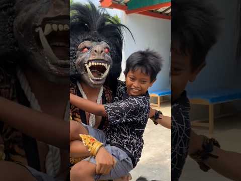 Serunya Digendong BUTO Galak !! wkwk