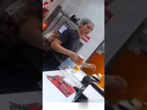 😡Chica de HELADERIA La tienen como ESCLAVA y los demás no quieren trabajar