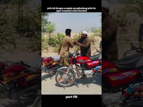 pria ini dengan sengaja menghadang pria itu agar temannya bisa beraksi#jgnlupamenonton