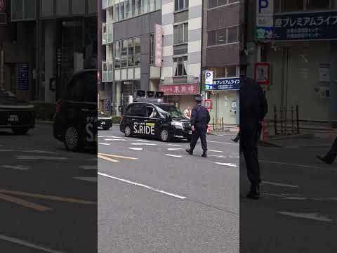 ダッシュで走ってきて、タクシーを前進させ、右翼街宣車を転回させる警視庁機動隊👮🚨