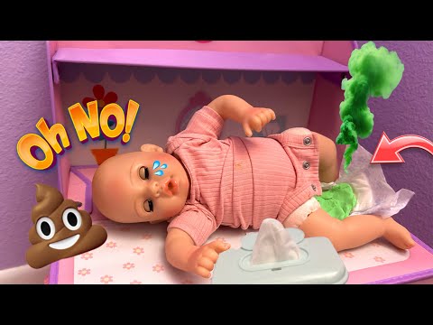 Babysitting baby dolls in the Nursery 🍼 Emmy has a BIG accident 😱