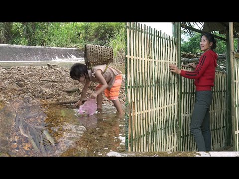 Full video of baby's first experience making a bamboo house and catching snails in the forest