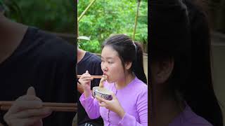 Làm cá chưng tương, lẩu cá khổ qua đãi cha ruột xuống thăm con gái. 