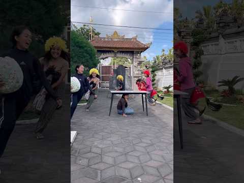 1SEKBUNYI DIBAWAH MEJA