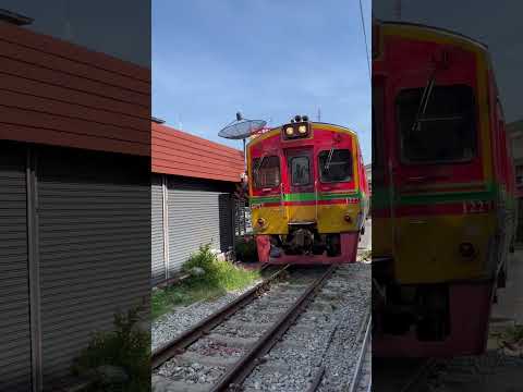 ชักหวีดยาวเตือน นทท แต่ไกล…จุดตัดวัดป้อมแก้ว #maeklong #thailand #trainmarket