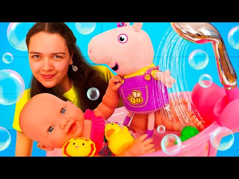 ¡Juegos con la muñeca Reborn! Videos con Peppa Pig de peluche para niñas