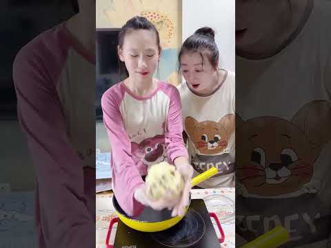 Ning Wei’s making of snowflake crisps is really a waste of mom and dad’s energy!#funny#food#cooking