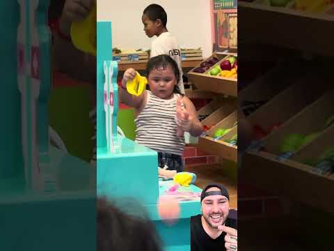 Decapitó a la muñeca… ¡y huyó! 😅🧸🏃♀️