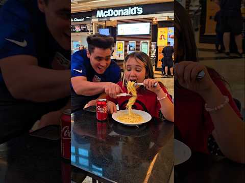 ELA COMEU TODO O MACARRÃO* que nojo #shorts
