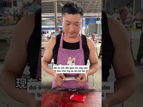 Anh chủ quán tốt bụng tặng bà cụ đáng thương miếng thịt #shorts