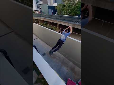 КРУТЫЕ ПАРКУР ПРЫЖКИ НА УЛИЦЕ 🦾🦿 #pkfr #parkour #freerunning @Khedoori