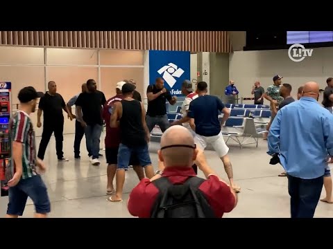 Torcedores do Fluminense entram em confronto com seguranças do clube no desembarque do time tricolor