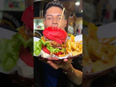 Un hamburguesa 🍔 triple con pan rojo y papas por $2.75! Que está pasando aquí?!? #hamburguesa
