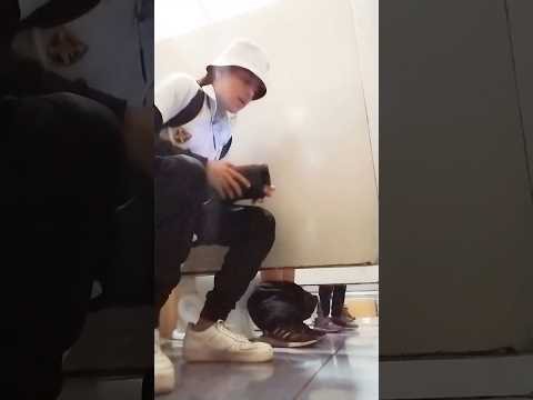 Rapeando con desconocidos en el baño