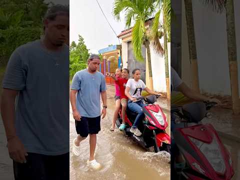 Cuando una niña y su hermanito quieren agua lluvia 👧🏼⛈️👦🏽😢 #shorts #lluvia #reflexion