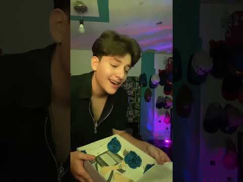 abriendo sus regalos ❤️