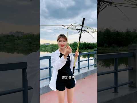 المظلة السحرية 🧙‍♀️☂️ – الكل يضحك، لكنها ليست عادية #shorts #ytshorts #funny