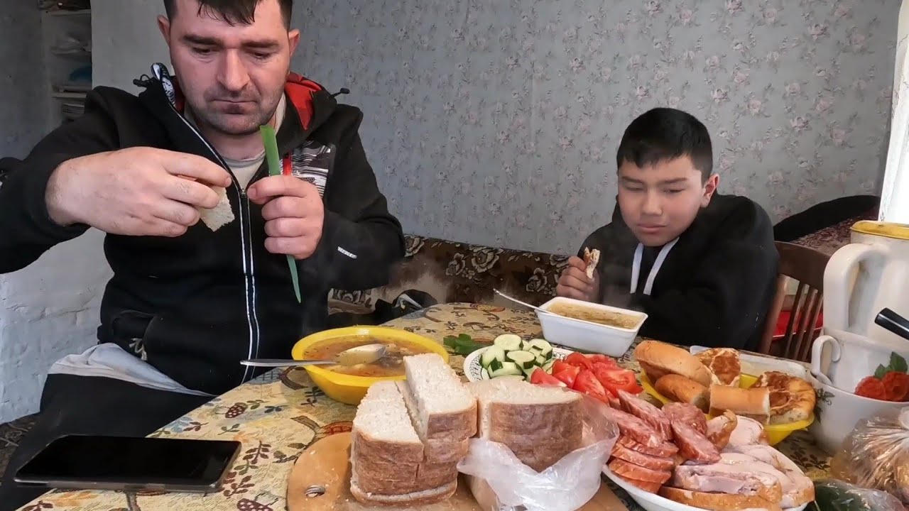 Все вместе убираем опил и рассыпаем по участку. /Наш обед/