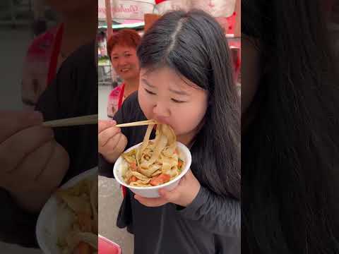 第一次见凉皮加咖啡 小吃都加啥啊喊到啥吃啥 第一次见烤冷面加火龙果 奇葩小吃 美食