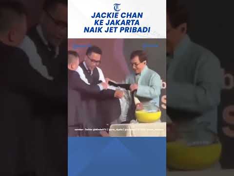 Jackie Chan ke Jakarta Pakai Jet Pribadi Bagikan Jaket Rp 1,5 M