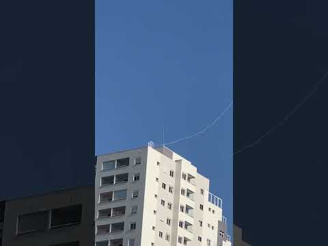 Pipa gigante enroscou no prédio #pipacombate #pipas #pipagigante #pipasrio #kite