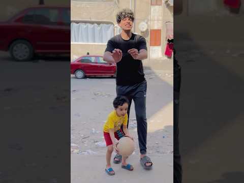 لما عيل صغير يشبط في الكوره ونت بتلعب😂
