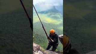 Auyán-Tepui Trekking: Abseilen am höchsten Wasserfall der Welt