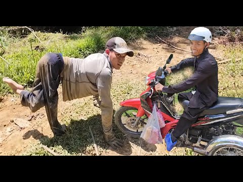 Bất Ngờ Bắt Gặp Em Quênh Chàng Trai Trẻ Nghị Lực Phi Thường Trên Đường Đi