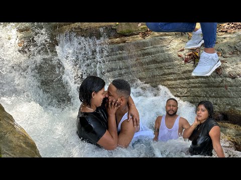 Pegando cuerno en un río grabaron esta mujer de campo.