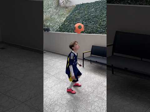 Trucos de Futbol para niños. Cabezazo @DanyPlaytime  #futbolbrasileño #futbol #futbolskills