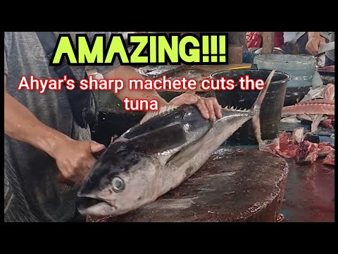 AMAZING !!!! Ahyar's sharp machete cuts the tuna