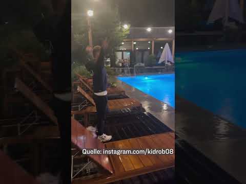 Spaß im DFB-Camp: Kimmich springt mit Trainingsanzug in den Pool #shorts