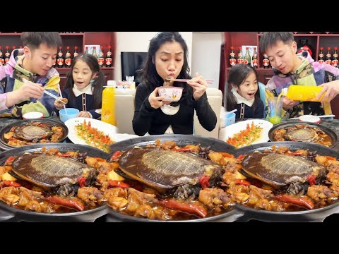 东爸给东东做甲鱼炖鸡煲！闺女撒娇一句话热乎大餐直接怼嘴里，这爹是装了美食传送门吧【东东一家】