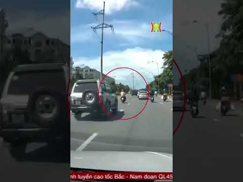 Phẫn nộ ô tô con chèn ngã xe máy tại Hà Đông #shorts