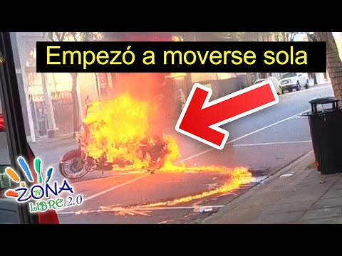 Peligro en las calles: Una motocicleta ardiendo gira sin control