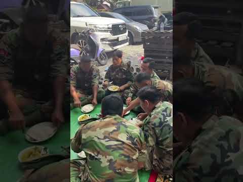 ทหารเขมรตั้งวงกินข้าวแบบสบาย ข้าวมื้อสุดท้ายก่อนไปเป็นปุ๋ยแนวหน้า #เขมร #voiceeffects #shortvideo