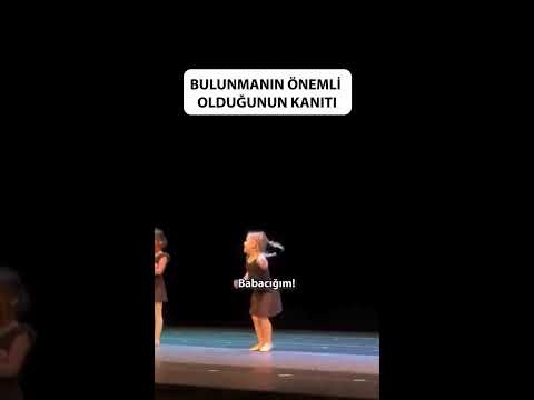 Babasının orada olduğunu fark ettiği an..