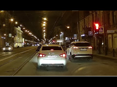 Шизоид стал прыгать на машины такси на Владимирском в Питере