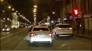 Шизоид стал прыгать на машины такси на Владимирском в Питере